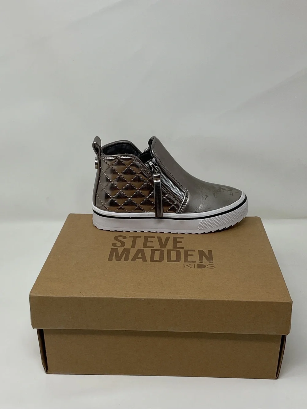 Steve Madden Silver Metallic Low-Top Slip-On ankle boots with Zippers booties 9